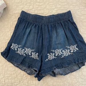 Embroidered ruffle jean shorts
